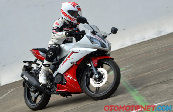 Sumber : http://motor.otomotifnet.com/read/2013/08/22/343446/38/13/First-Ride-Yamaha-YZF-R15-Version-2.0-Sporty-dan-Ringan